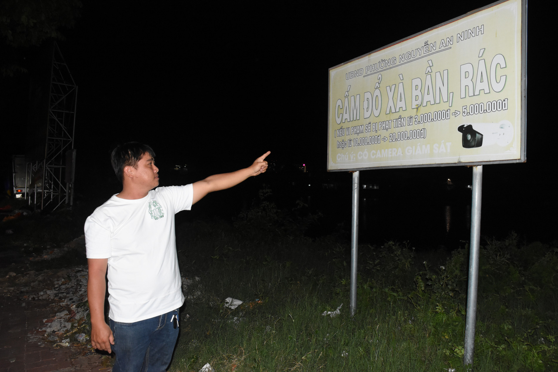 Phường Nguyễn An Ninh đã gắn bảng cấm đổ rác xà bần kèm theo quy định xử phạt tại khu vực gần hẻm 442 Bình Giã nhưng người dân vẫn lén lút bỏ rác tại đây.
