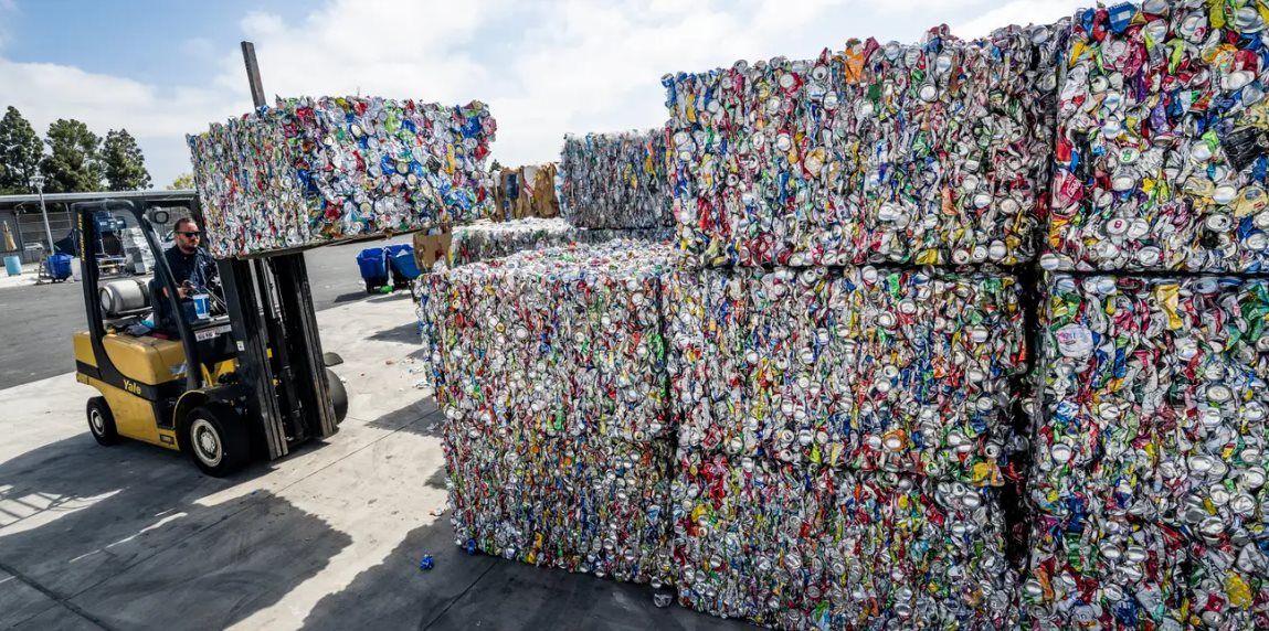 Kiếm 7,6 triệu USD từ tái chế rác thải, một gia đình ở Mỹ bị truy tố - Ảnh 1.
