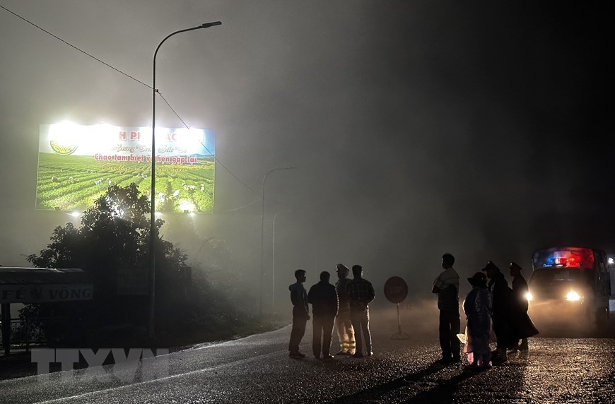 [Photo] Xuyên đêm tìm kiếm nạn nhân trong vụ sạt lở trên đèo Bảo Lộc | Xã hội | Vietnam+ (VietnamPlus)