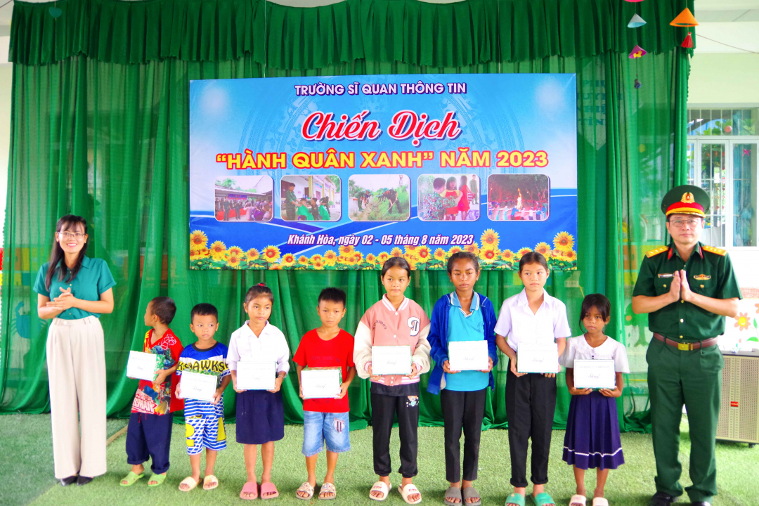 Trao quà cho các học sinh có hoàn cảnh khó khăn vượt khó học giỏi tại xã Khánh Nam.