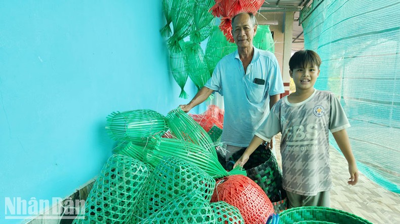 Lão nông ở Kiên Giang tái chế rác nhựa thành vật dụng hữu ích ảnh 2