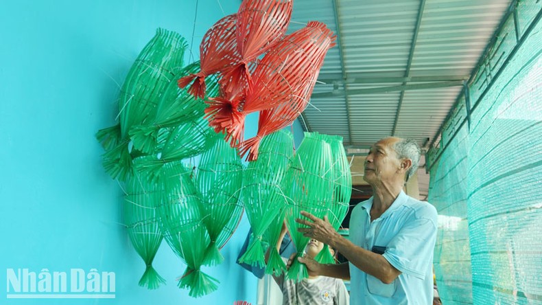 Lão nông ở Kiên Giang tái chế rác nhựa thành vật dụng hữu ích ảnh 3