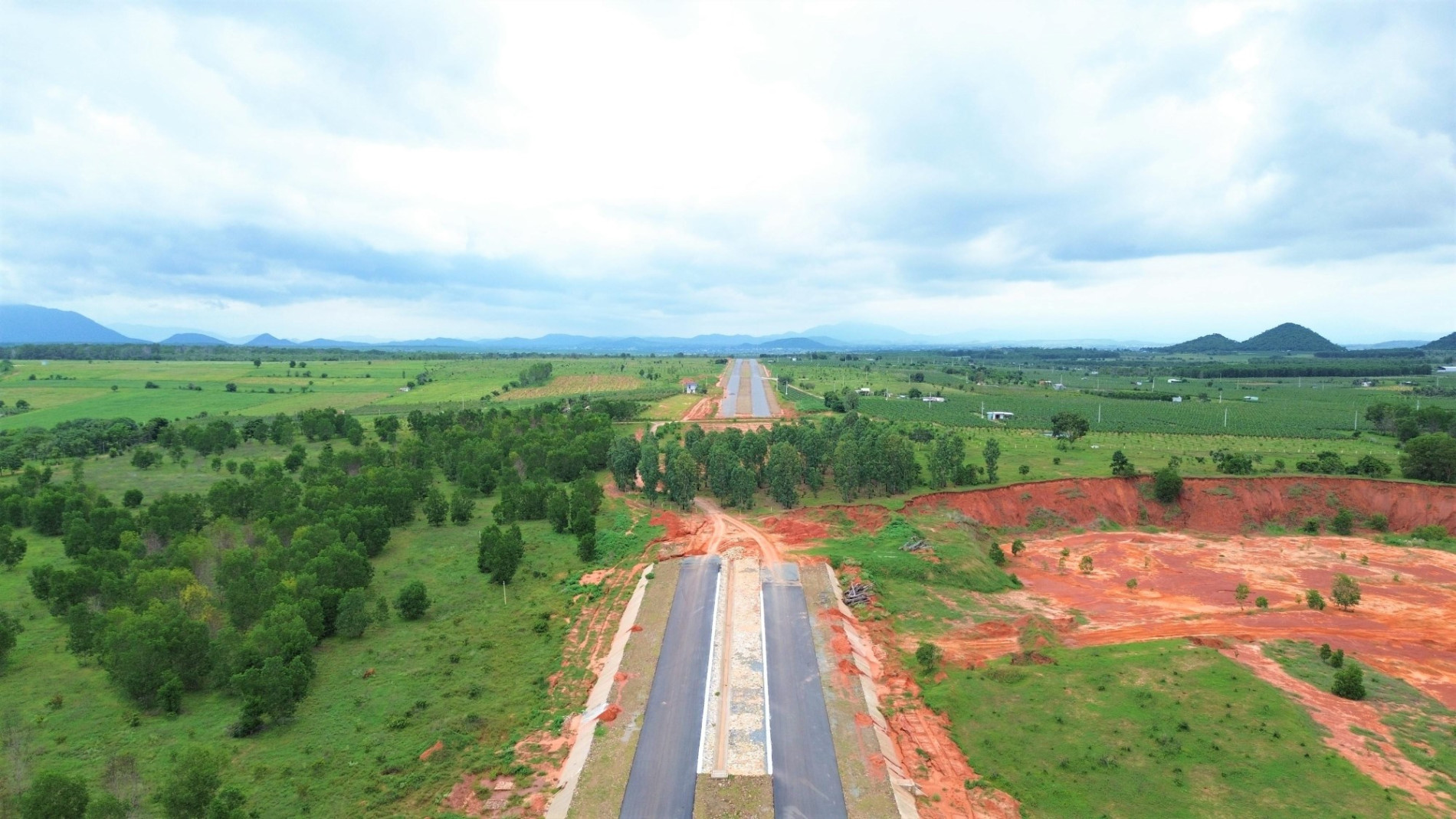 Toàn cảnh tuyến đường Hàm Kiệm - Tiến Thành đang xây dựng tại Bình Thuận