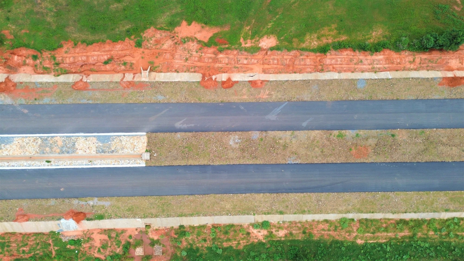Toàn cảnh tuyến đường Hàm Kiệm - Tiến Thành đang xây dựng tại Bình Thuận