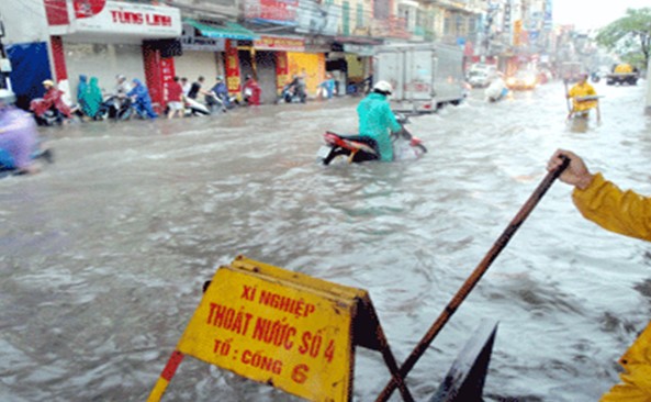Hình ảnh đường phố Hà Nội ngập úng sau mưa lớn