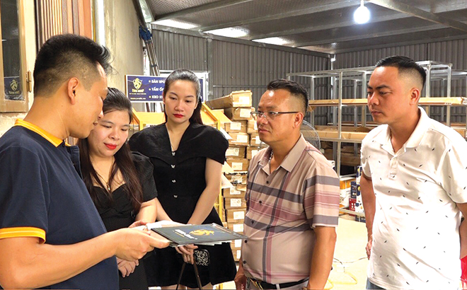 Người dân tham khảo, lựa chọn vật liệu xây dựng thân thiện với môi trường tại nhà phân phối cấp 1 vật liệu xây dựng Ewin tại thành phố Yên Bái.