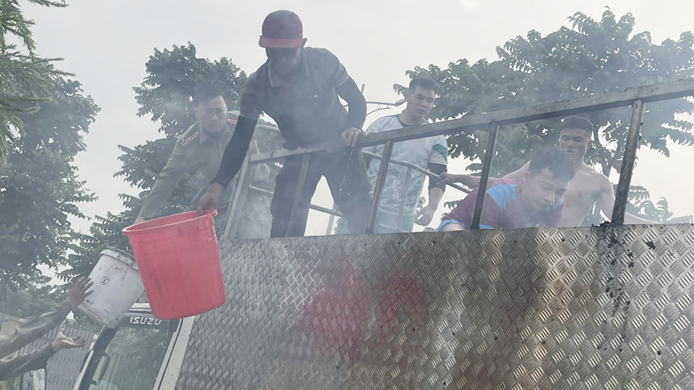 cán bộ công an cứu xe đang bốc cháy, xe tải bốc cháy giữa đường, Công an Bắc Giang