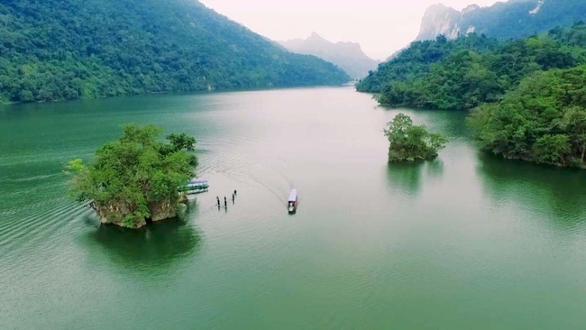 Hồ nước ngọt lớn nhất Việt Nam đẹp như tranh vẽ, tuổi đời hơn 200 triệu năm nằm ở tỉnh nào?