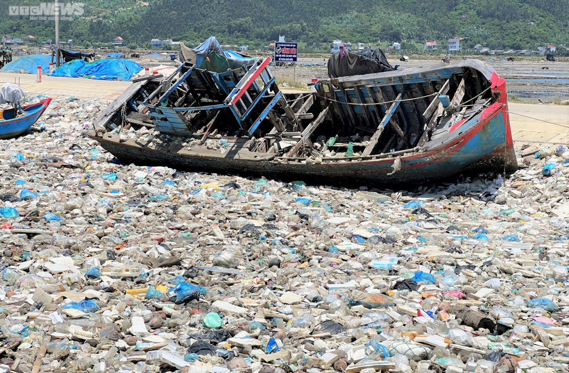 Nhà máy xử lý rác 'án binh bất động', đầm nước mặn Sa Huỳnh ngập trong 'biển' rác - 7