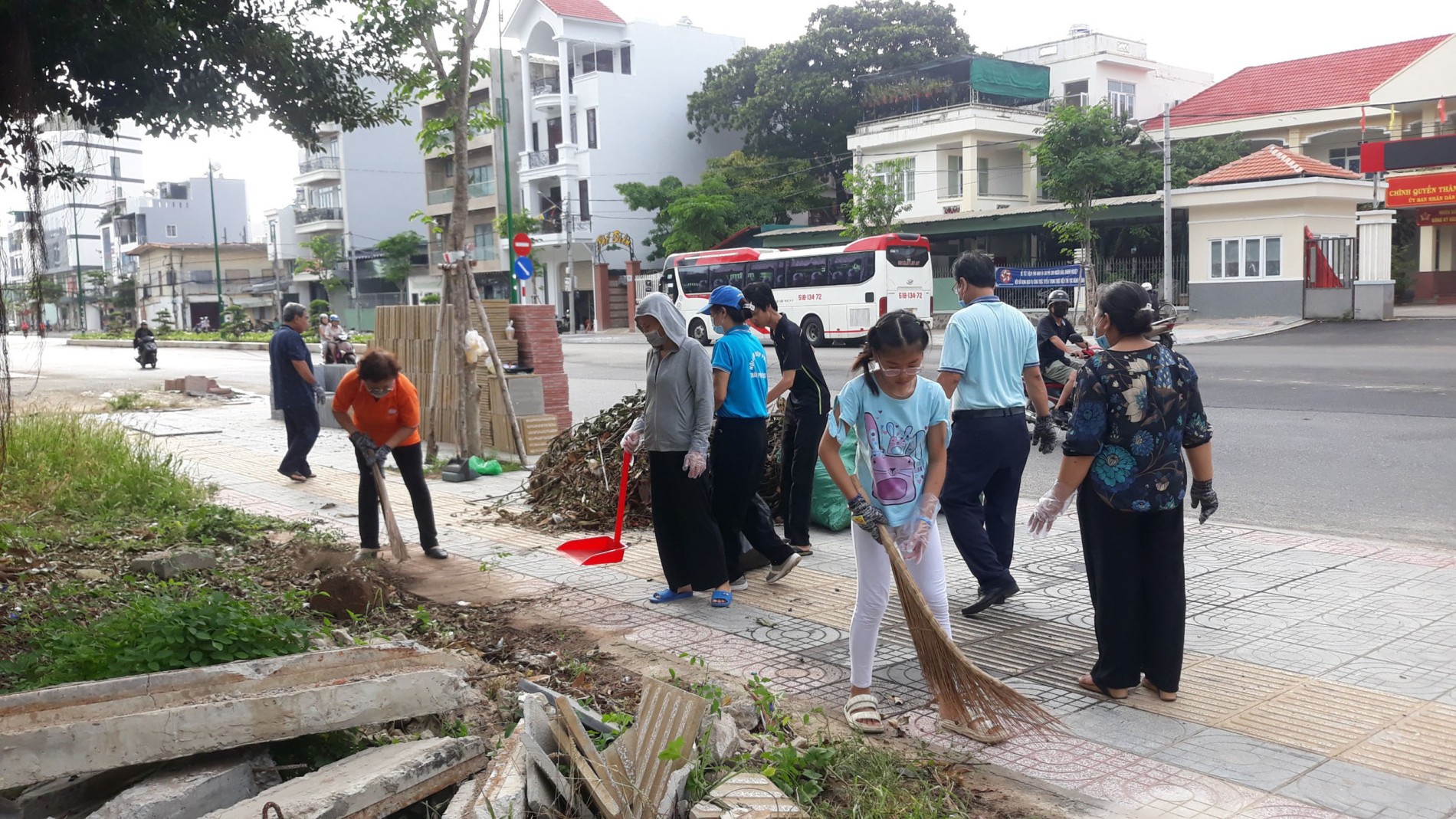 Người dân phường 1 tham gia thu gom rác, tổng vệ sinh môi trường trên đường Thống Nhất (TP.Vũng Tàu).