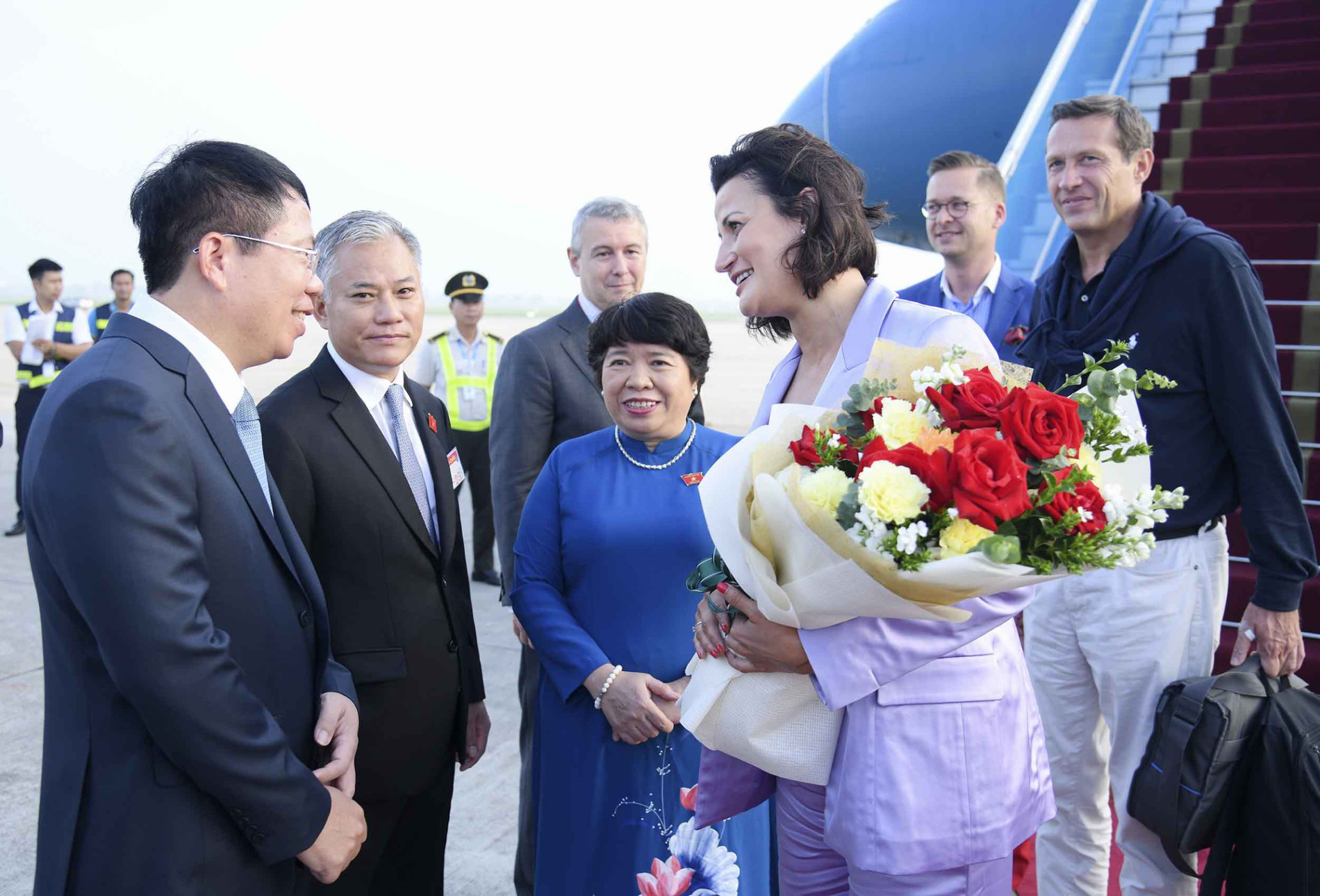 Chủ tịch Thượng viện Bỉ Stéphanie DHose đến Hà Nội bắt đầu thăm chính thức Việt Nam - Ảnh 2.
