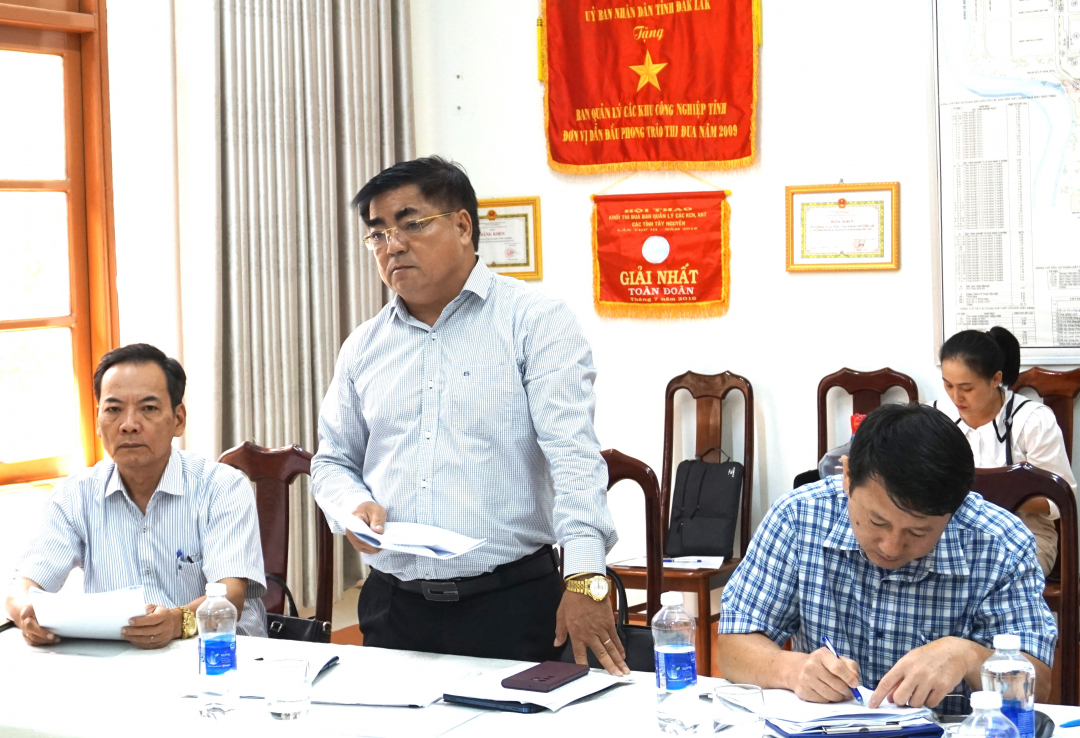 Bí thư Huyện ủy Lắk Võ Ngọc Tuyên, thành viên đoàn giám sát đóng góp ý kiến về những nội dung giám sát.