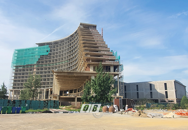 Dự án khách sạn 5 sao Pullman do Công ty CPDu lịch Hà Nội-Quảng Bình làm chủ đầu tư chậm tiến độ 54 tháng.