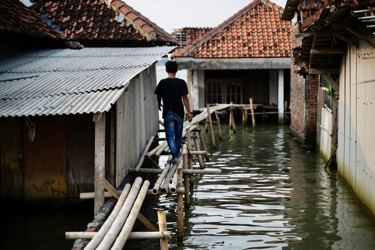 Biến đổi khí hậu đang “nhấn chìm” một ngôi làng ở Indonesia ảnh 2