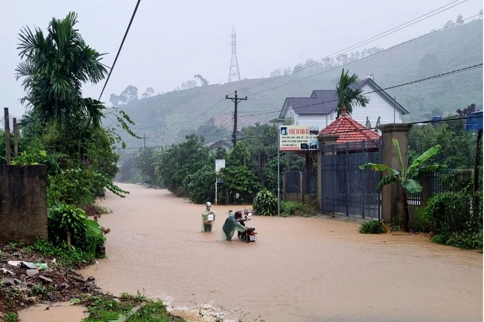 Tin trong nước - Lâm Đồng: TP.Bảo Lộc ngập nặng sau trận mưa lớn (Hình 3).