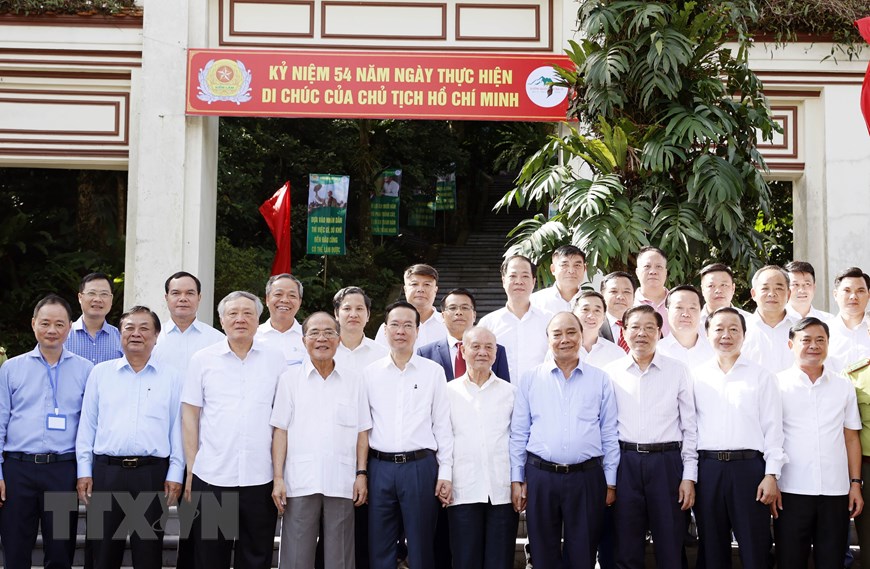 Chủ tịch nước Võ Văn Thưởng dâng hương tưởng nhớ Bác Hồ trên núi Ba Vì | Chính trị | Vietnam+ (VietnamPlus)