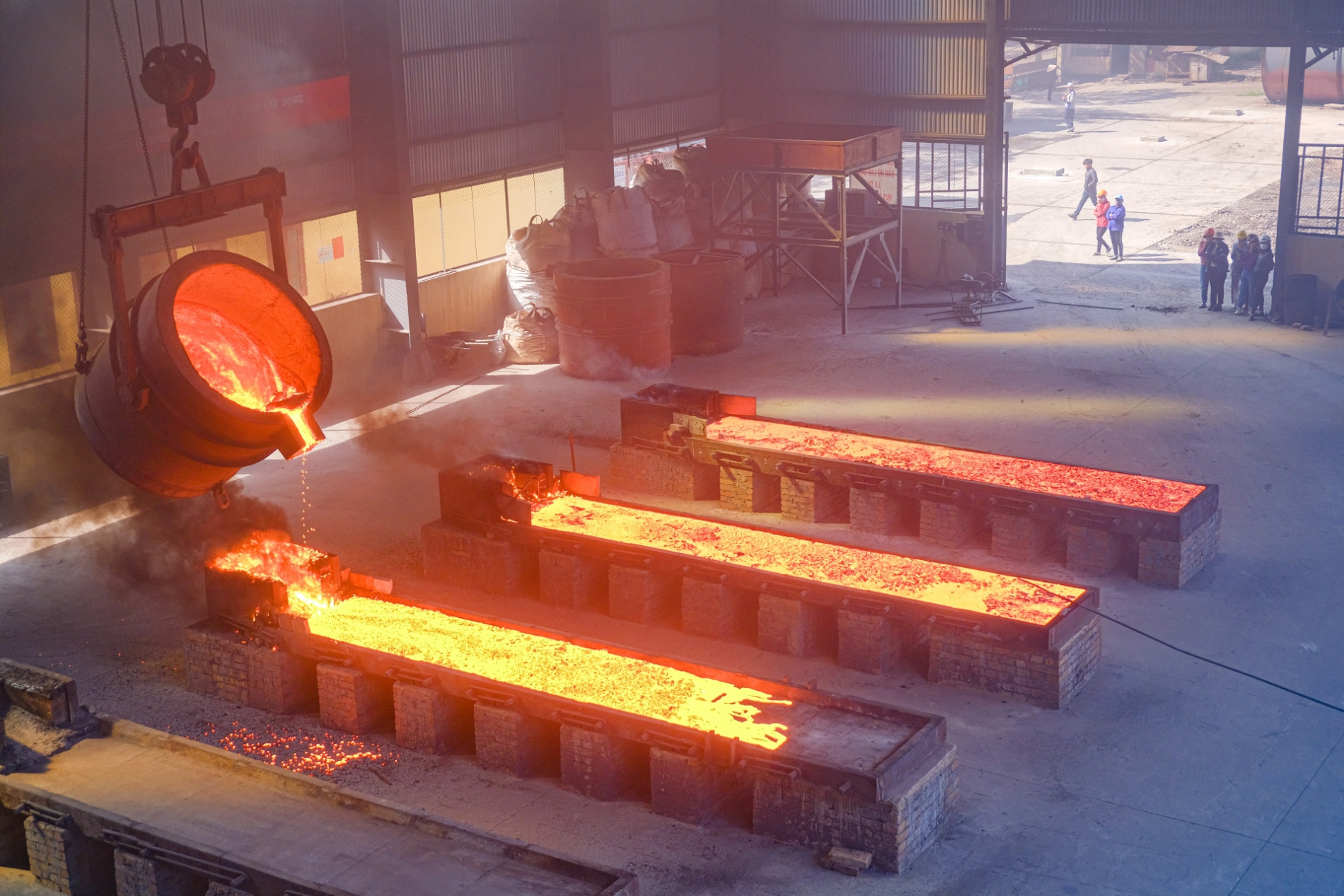 Để sản xuất 1 tấn thép, mức phát thải trung bình khoảng 1,8 -2 tấn CO2. Ảnh minh họa: nhà máy luyện thép Ferro Silic ở Thái Nguyên. Nguồn: Báo Thái Nguyên