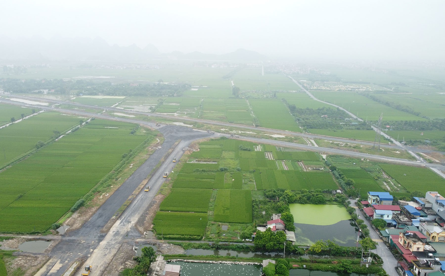Toàn cảnh tuyến đường nối Vành đai 4 - Vành đai 5 qua QL38 đến QL21 huyện Kim Bảng, Hà Nam đang xây dựng