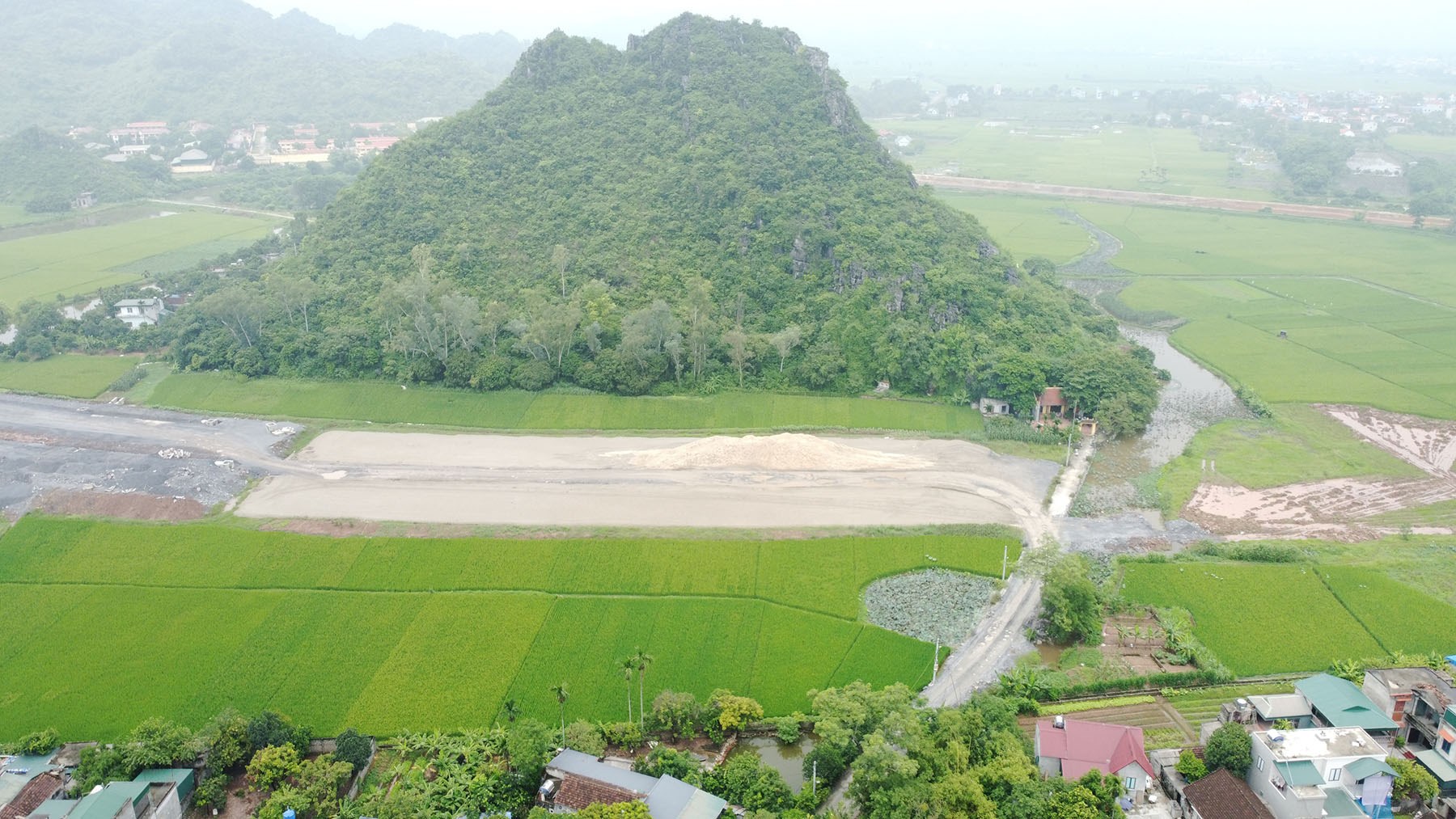 Toàn cảnh tuyến đường nối Vành đai 4 - Vành đai 5 qua QL38 đến QL21 huyện Kim Bảng, Hà Nam đang xây dựng