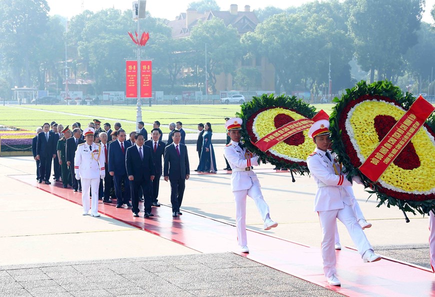 Lãnh đạo Đảng, Nhà nước viếng Chủ tịch Hồ Chí Minh nhân dịp Quốc khánh | Chính trị | Vietnam+ (VietnamPlus)