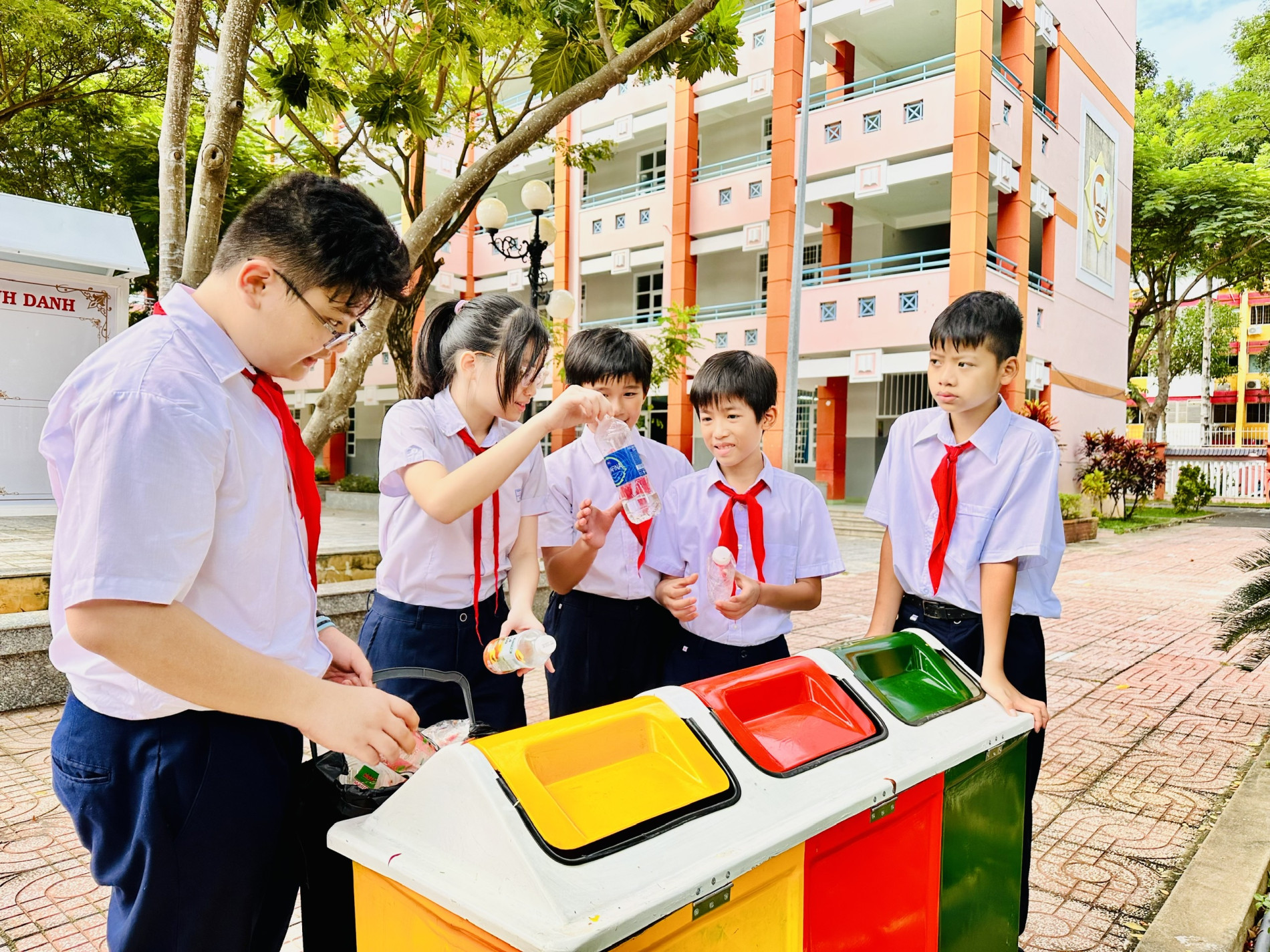 Các em học sinh trường THCS Trần Phú (TP. Vũng Tàu) thực hiện phân loại rác tại nguồn
