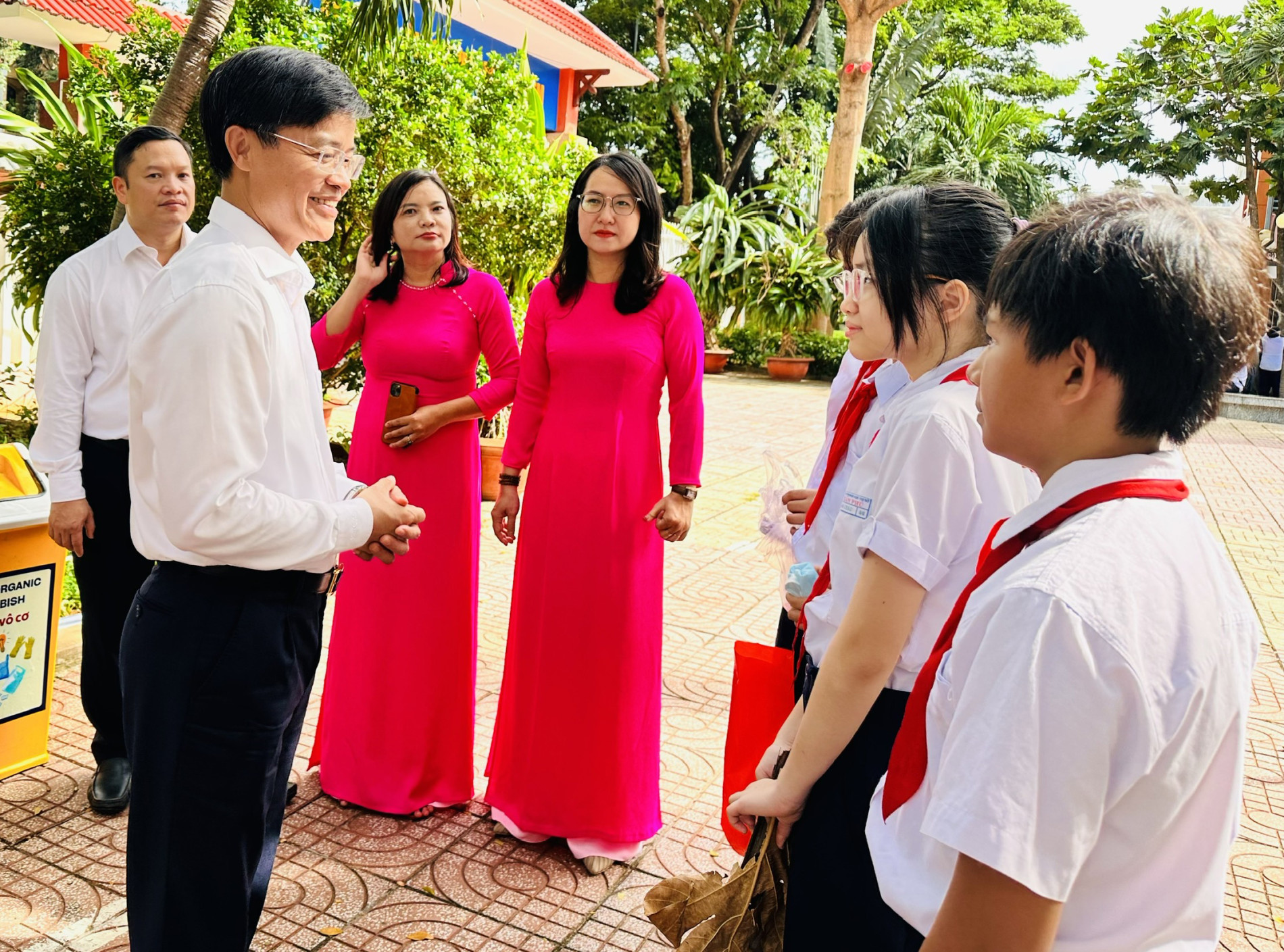 Ông Vũ Hồng Thuấn, Phó Chủ tịch UBND TP. Vũng Tàu chia sẻ với các em học sinh trường THCS Trần Phú về lợi ích của việc phân loại rác tại nguồn