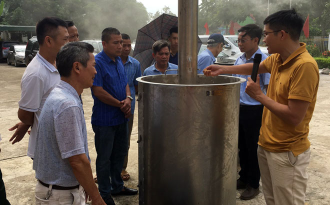 Nhóm hộ hội viên nông dân tại xã Quy Mông, huyện Trấn Yên, thực hiện vận hành lò đốt rác sinh học.
