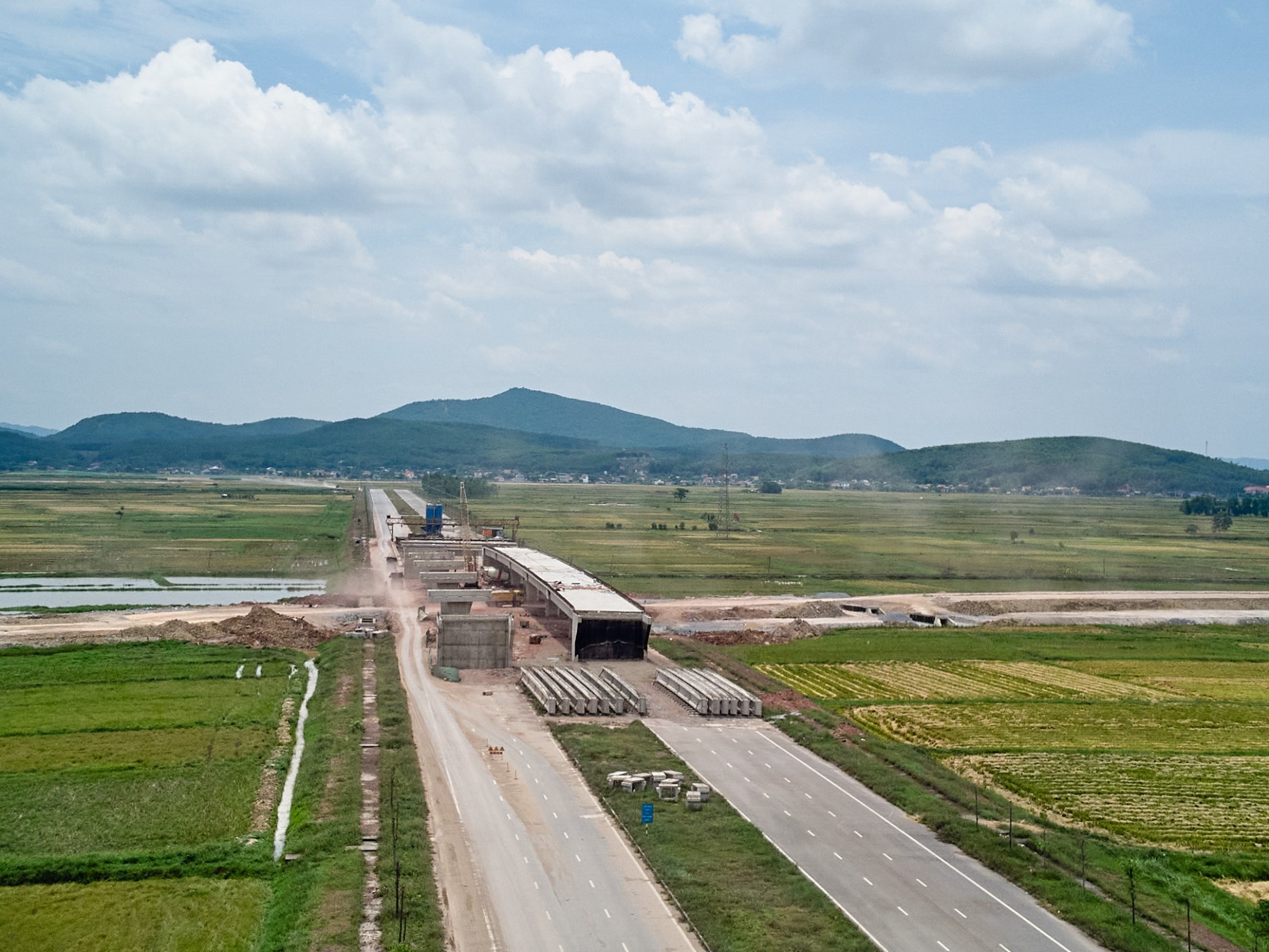 Toàn cảnh đường N2 thuộc KKT Đông Nam Nghệ An đang thi công, kết nối KCN của VSIP với đường ven biển