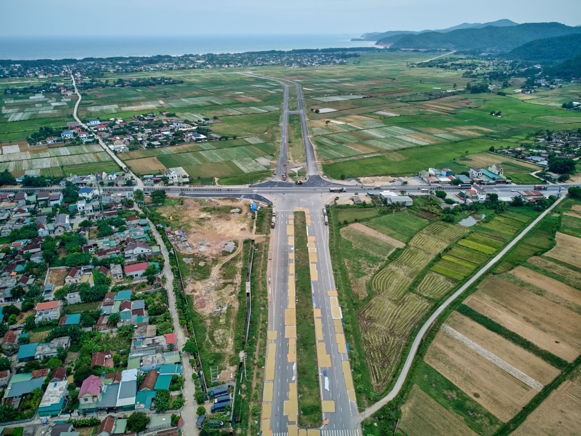 Toàn cảnh đường N2 thuộc KKT Đông Nam Nghệ An đang thi công, kết nối KCN của VSIP với đường ven biển