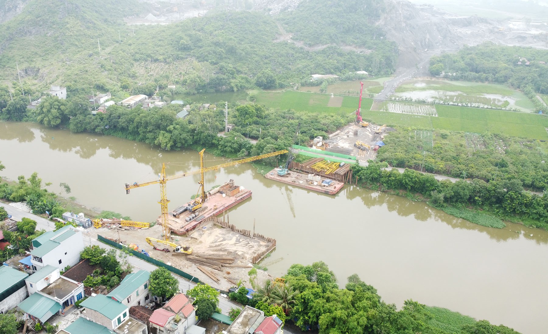 Hình ảnh cầu Tân Lang vượt sông Đáy ở xã Tân Sơn, Kim Bảng, Hà Nam đang xây dựng