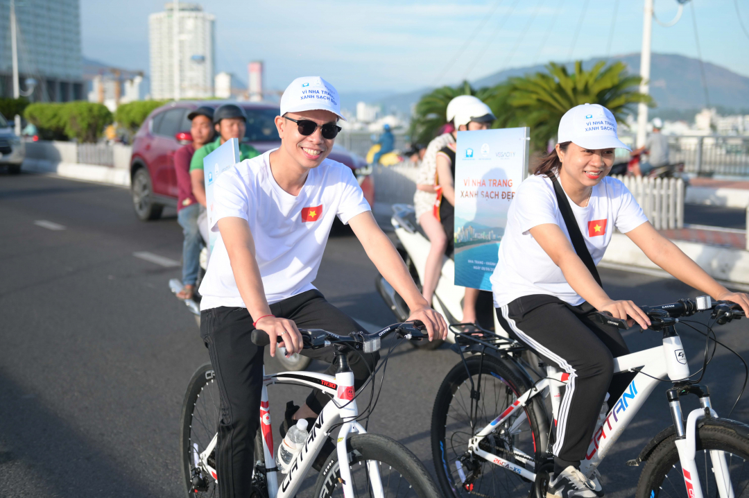 Các đoàn viên, thanh niên của tỉnh Khánh Hoà cùng đạp xe tuyên truyền về bảo vệ môi trường.