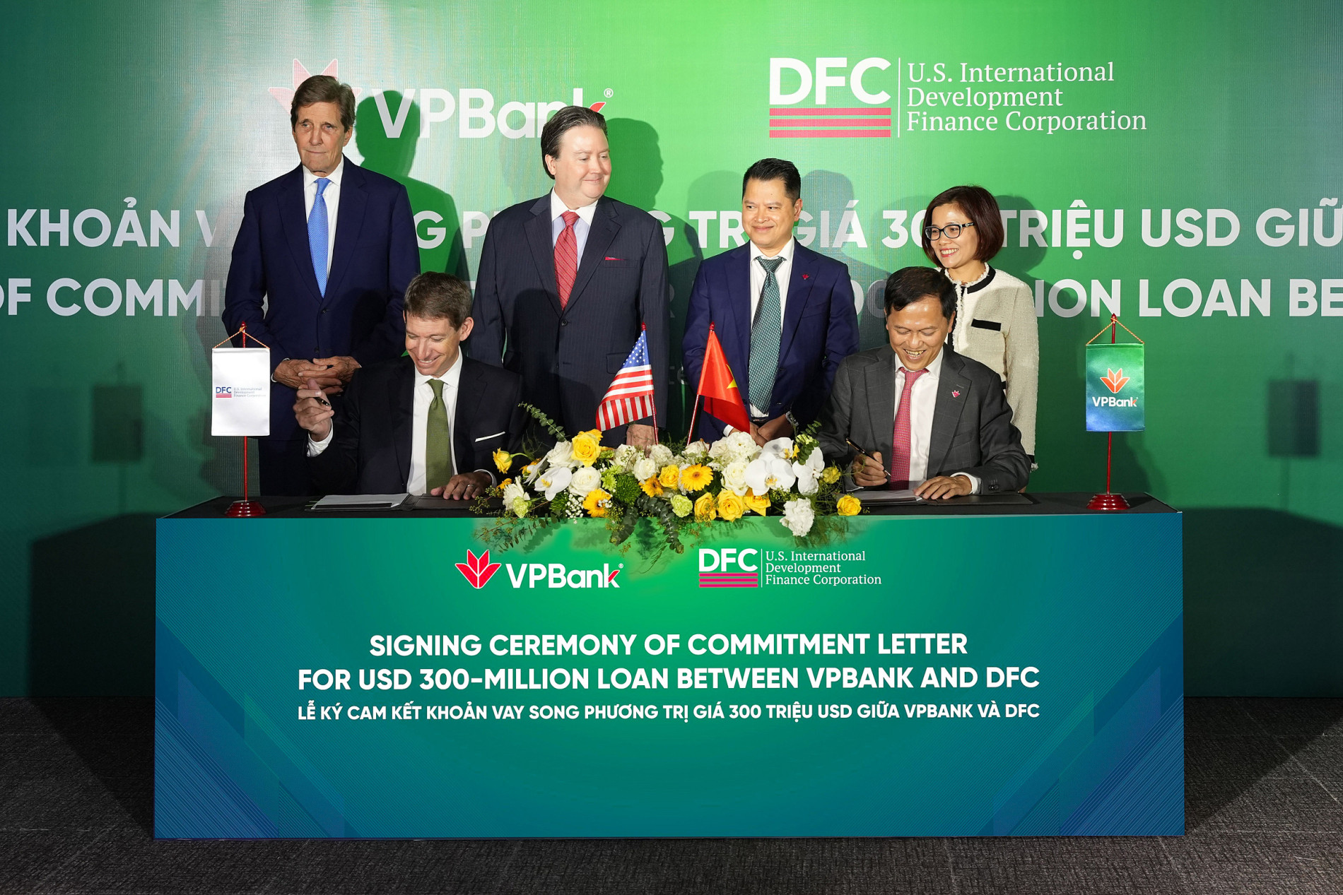 Đại diện lãnh đạo DFC và VPBank ký cam kết khoản vay song phương trị giá 300 triệu USD. Ảnh: VPBank