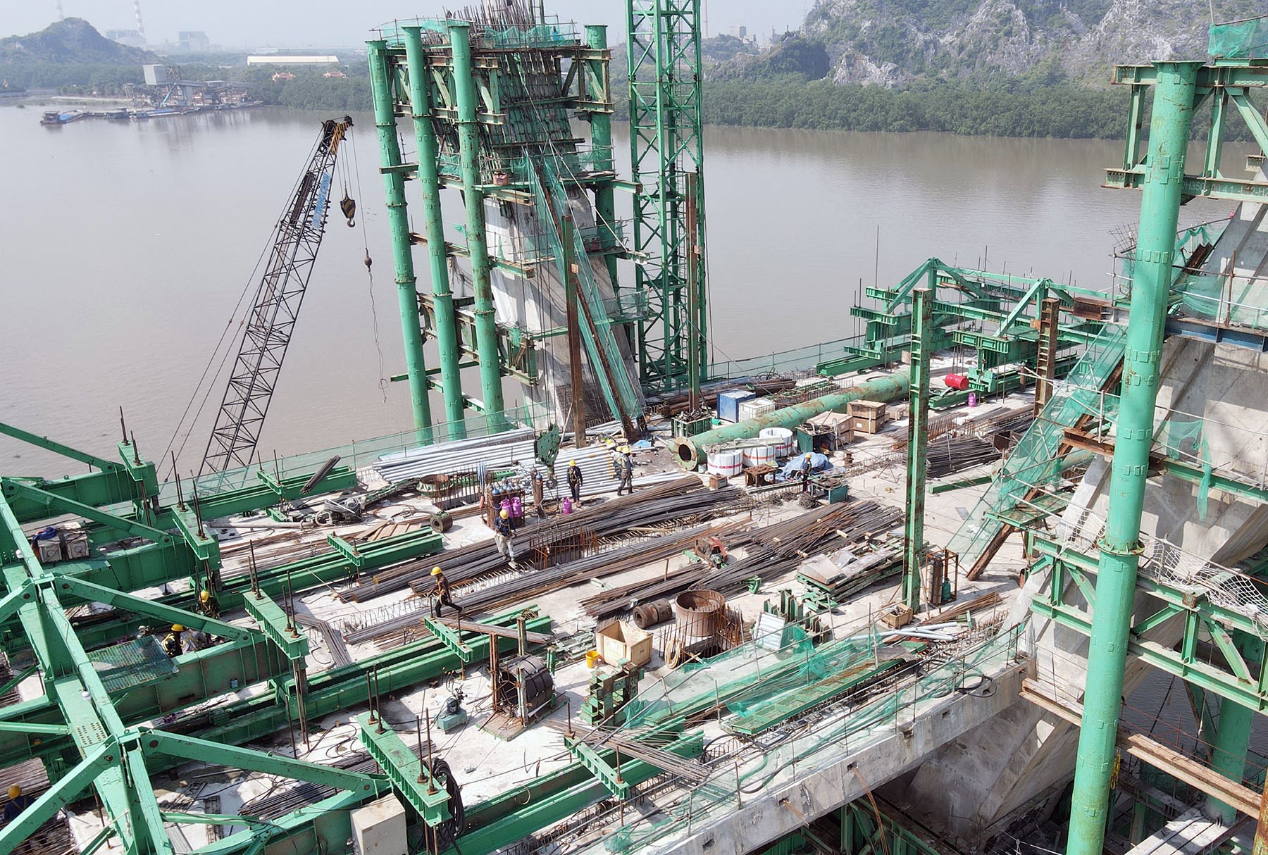 Hình ảnh cầu Bến Rừng nối Hải Phòng - Quảng Ninh sau hơn một năm khởi công
