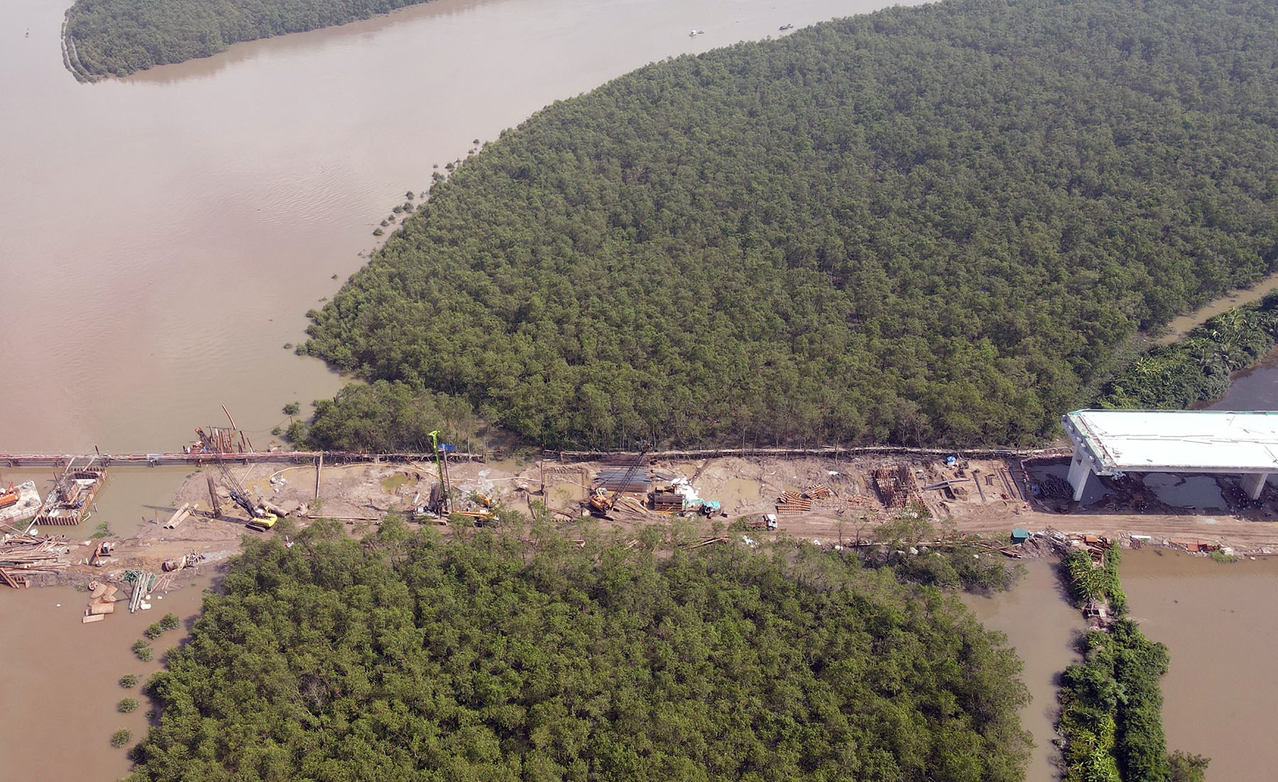 Hình ảnh cầu Bến Rừng nối Hải Phòng - Quảng Ninh sau hơn một năm khởi công