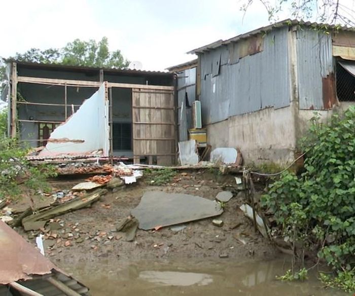 Nhà người dân bị sụp thuộc ven kênh Nước Mặn, ấp 7, xã Phước Đông, huyện Cần Đước, tỉnh Long An. (Ảnh: TTXVN phát)