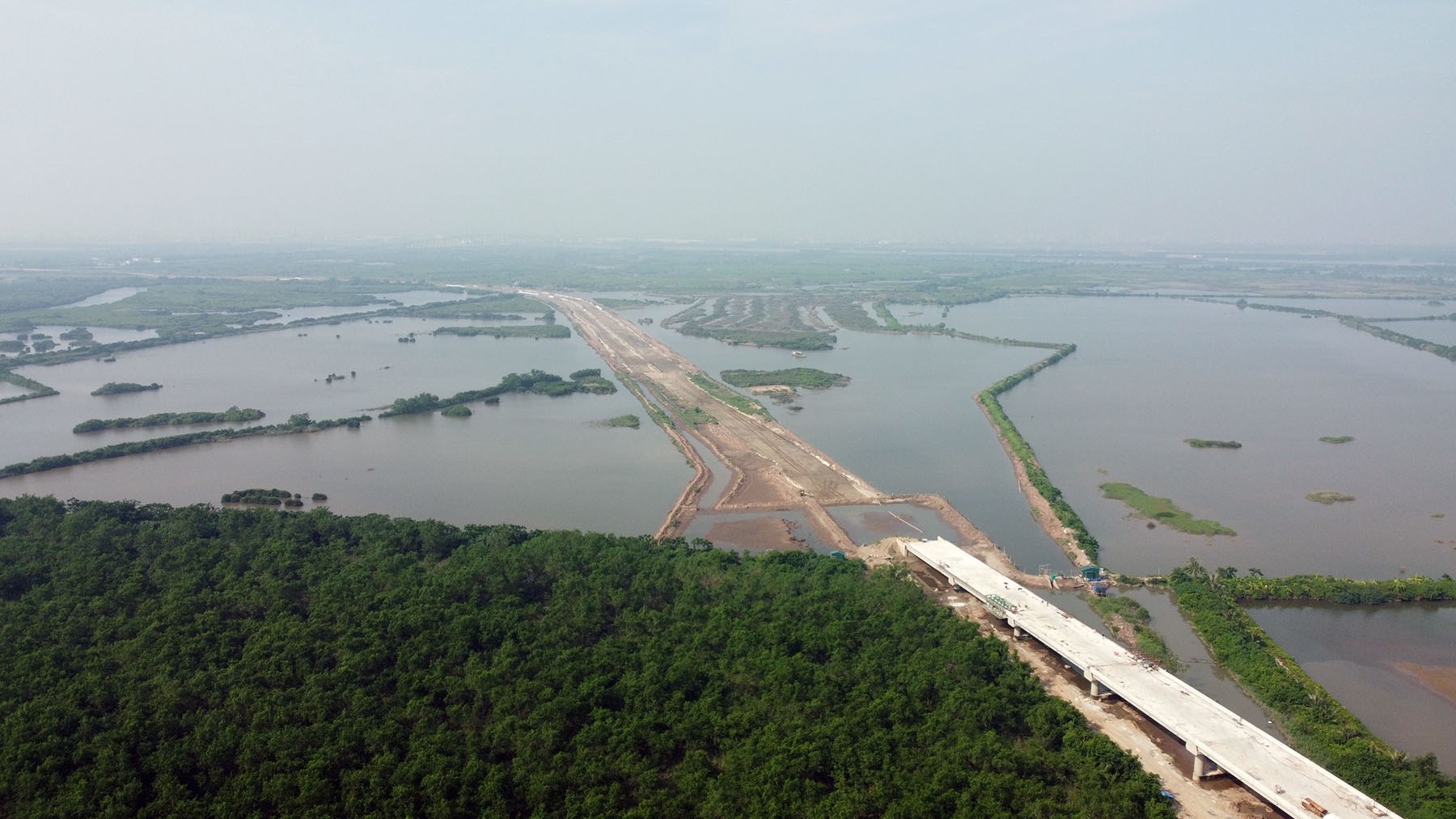 Toàn cảnh cầu sông Rút đang xây trên tuyến kết nối cao tốc Móng Cái - Hải Phòng đến thị xã Đông Triều, Quảng Ninh
