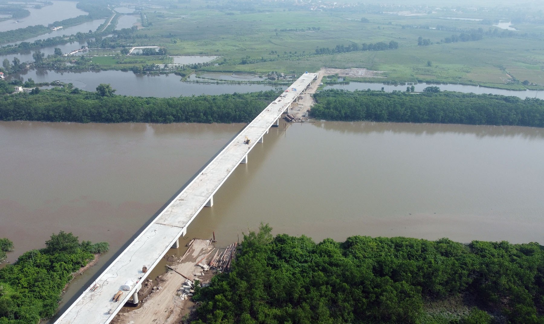 Toàn cảnh cầu sông Rút đang xây trên tuyến kết nối cao tốc Móng Cái - Hải Phòng đến thị xã Đông Triều, Quảng Ninh