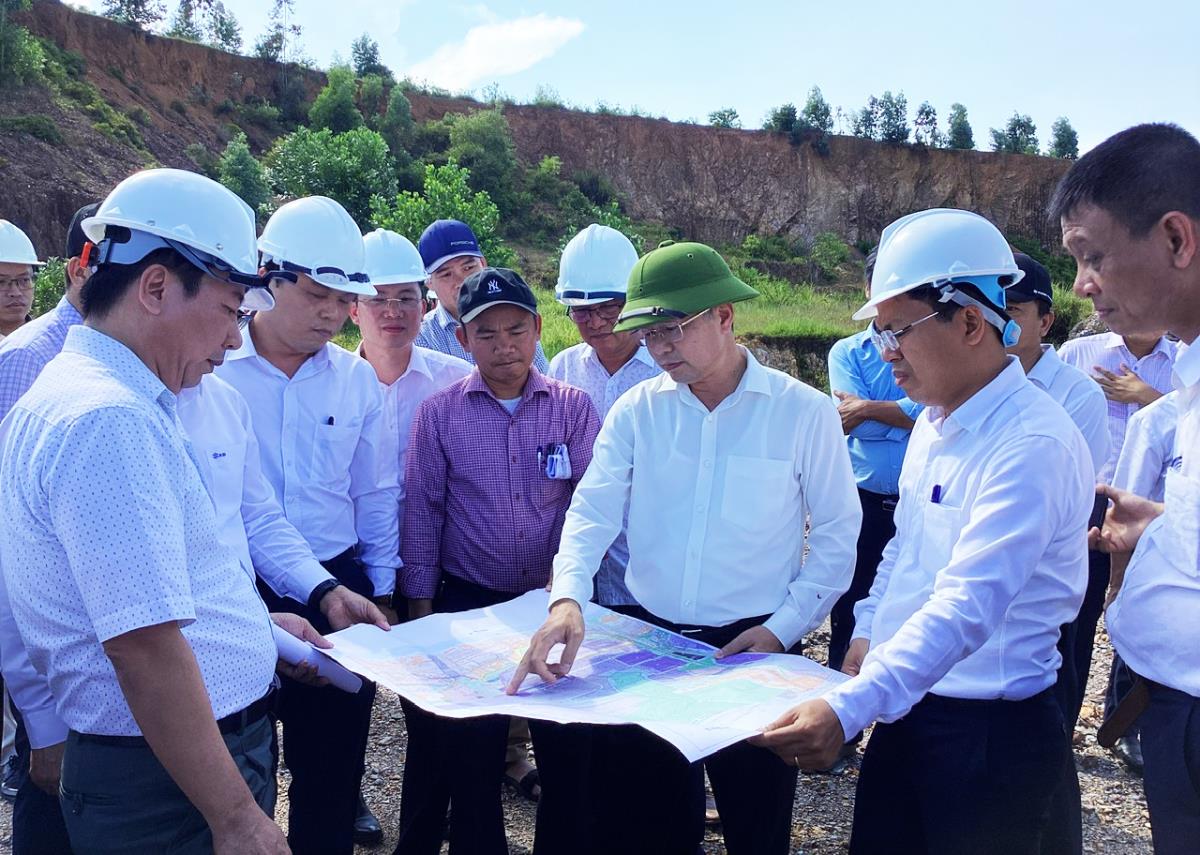 Bí thư Thành ủy Đà Nẵng Nguyễn Văn Quảng thị sát và kiểm tra tình hình triển khai Dự án Cụm công nghiệp Cẩm Lệ.