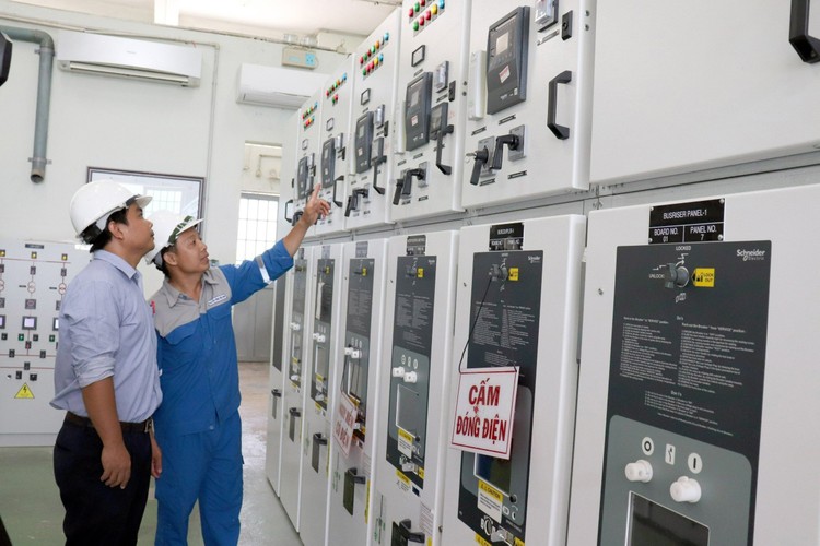Kiểm tra công tác xử lý nước sạch tại Nhà máy Nước Tân Hiệp