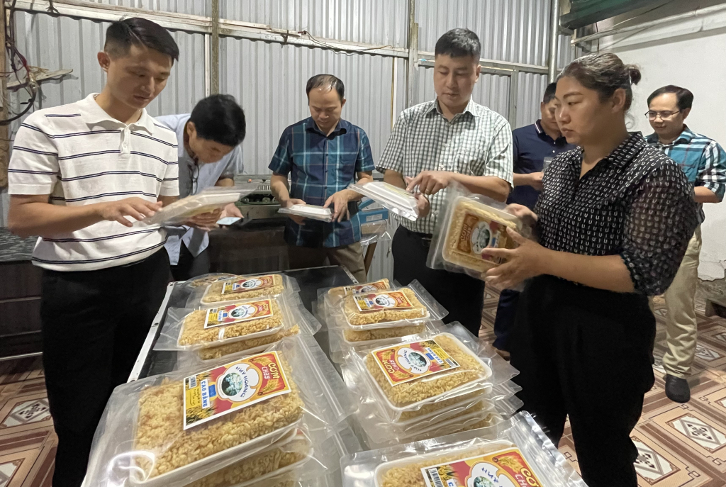 Đoàn công tác Văn phòng điều phối nông thôn mới tỉnh kiểm tra tình hình sản xuất, kinh doanh tại Cơ sở cơm cháy Huy Hoàng thị trấn Nước Hai (Hòa An).