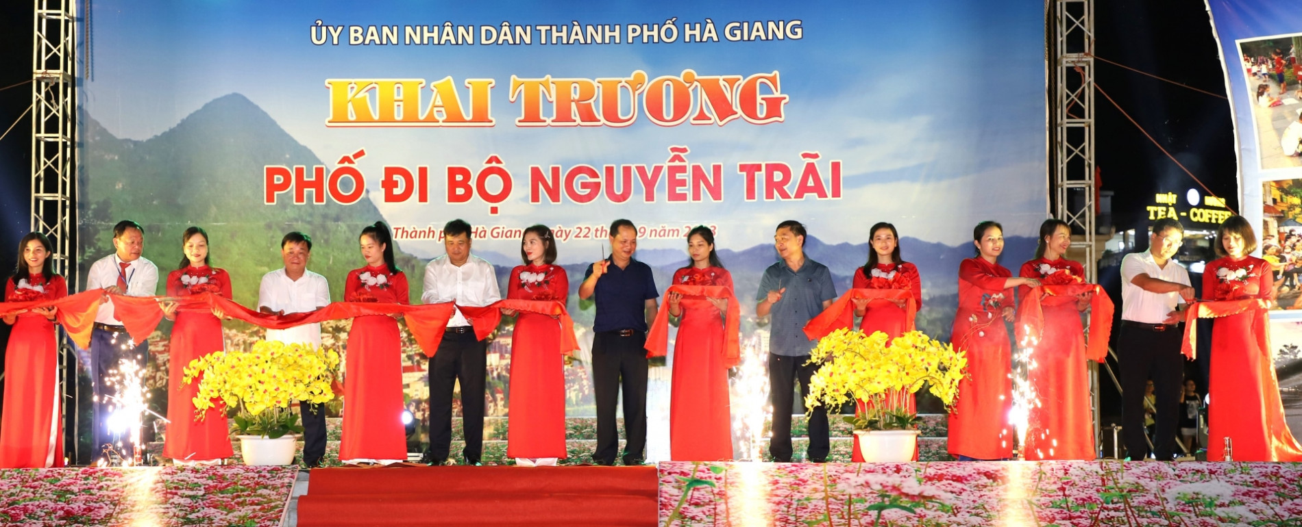 Các đồng chí lãnh đạo thành phố Hà Giang cắt băng khai trương Phố đi bộ Nguyễn Trãi.