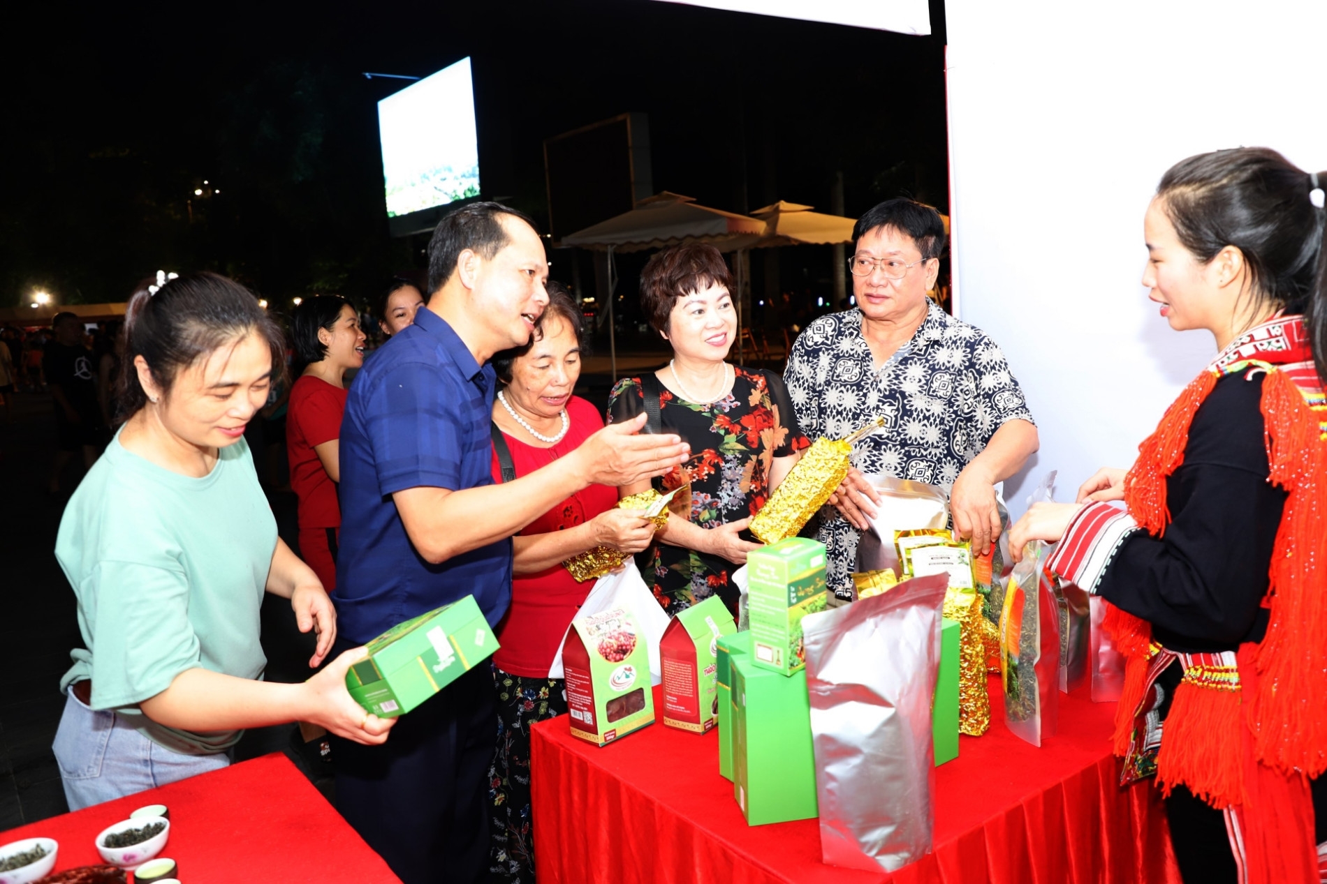 Lãnh đạo thành phố Hà Giang giới thiệu với du khách các sản phẩm OCOP của tỉnh.