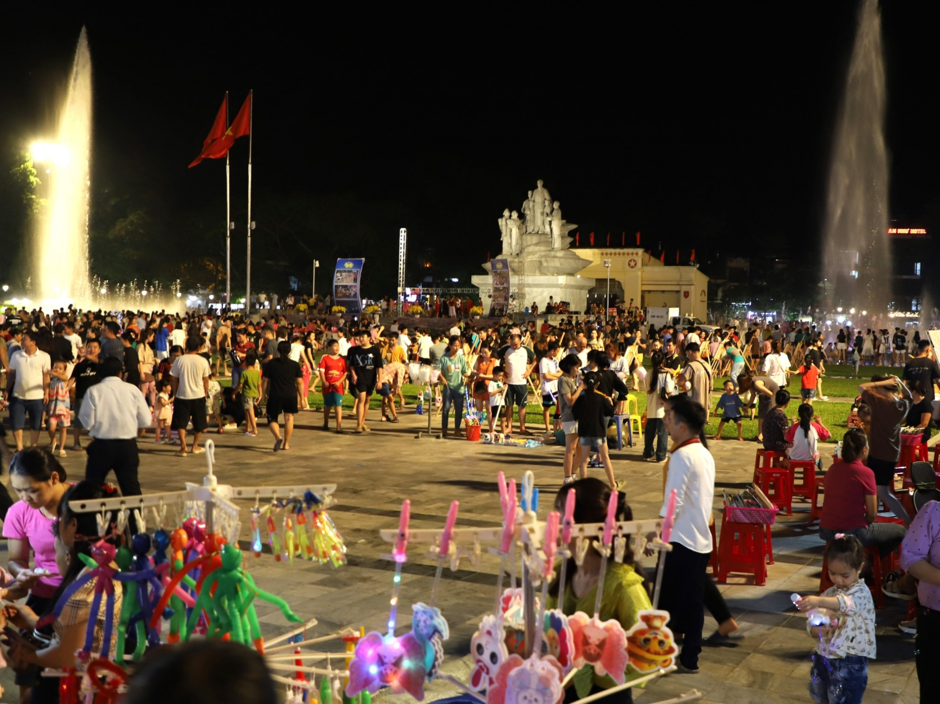 Đông đảo nhân dân và du khách tham quan Phố đi bộ Nguyễn Trãi.
