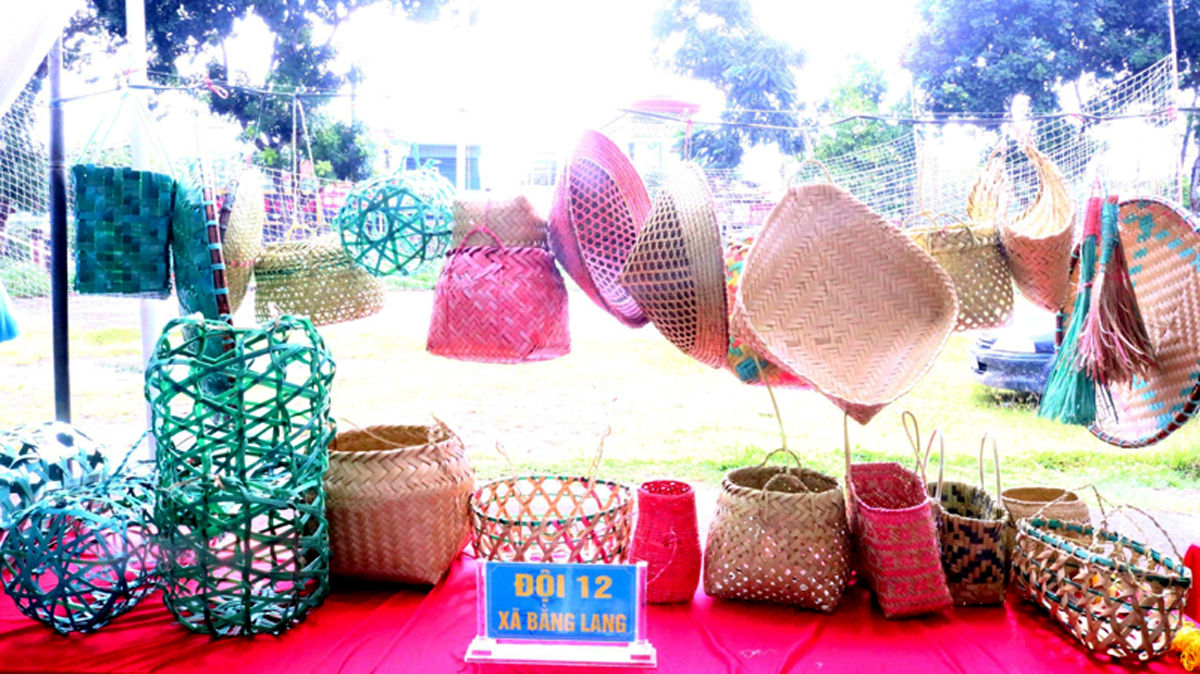 Đa dạng các sản phẩm từ rác tái chế của Hội Phụ nữ xã Bằng Lang.