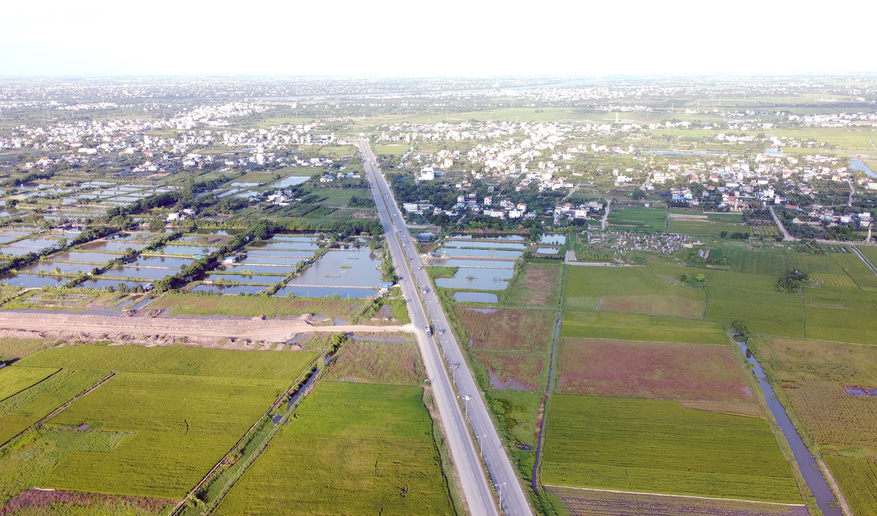 Hình ảnh đường trục phía nam TP Nam Định đang xây dựng qua phường Cửa Nam và xã Nam Vân