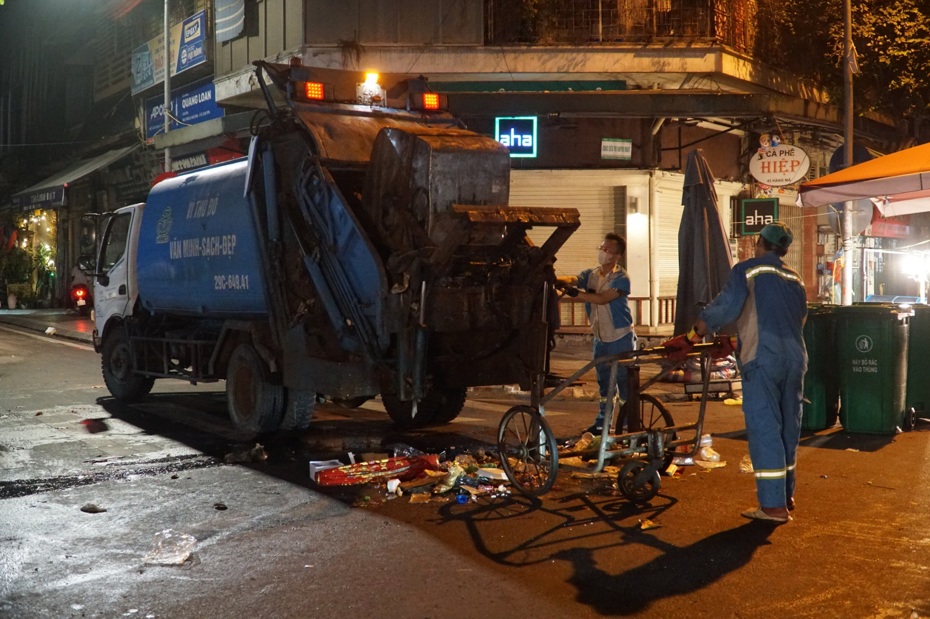 Sau đêm Trung thu, rách thải chất chồng khắp phố cổ Hà Nội, nữ công nhân rọn rác thâu đêm - Ảnh 3.