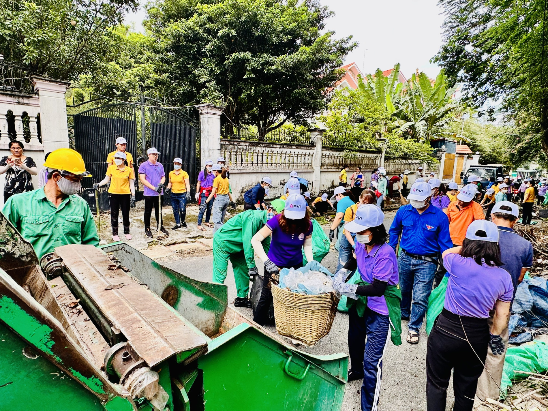 Hàng chục tấn rác dọc đường ViBa đã được người dân phường 4 thu gom, dọn dẹp sạch sẽ trong sáng 1/10