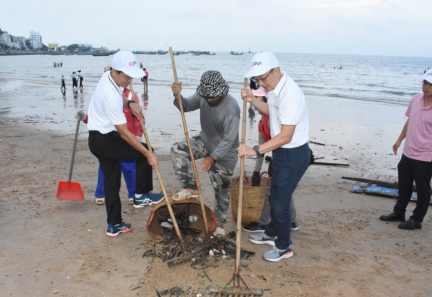 Ông Vũ Hồng Thuấn, Phó Chủ tịch UBND TP. Vũng Tàu tham gia thu gom rác khu vực biển Bãi Trước