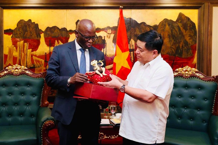 Bộ trưởng Nguyễn Chí Dũng trân trọng sản phẩm của nhóm người yếu thế trong xã hội và thường chọn làm quà tặng đối tác quốc tế ảnh 3