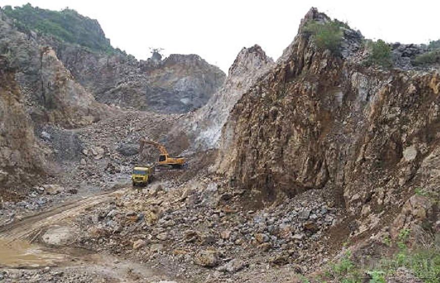 Trước đó, vào năm 2019, mỏ đá của Công ty CP Xây dựng Văn Sơn cũng đã bị UBND huyện Quỳnh Lưu phạt hành chính 60 triệu đồng